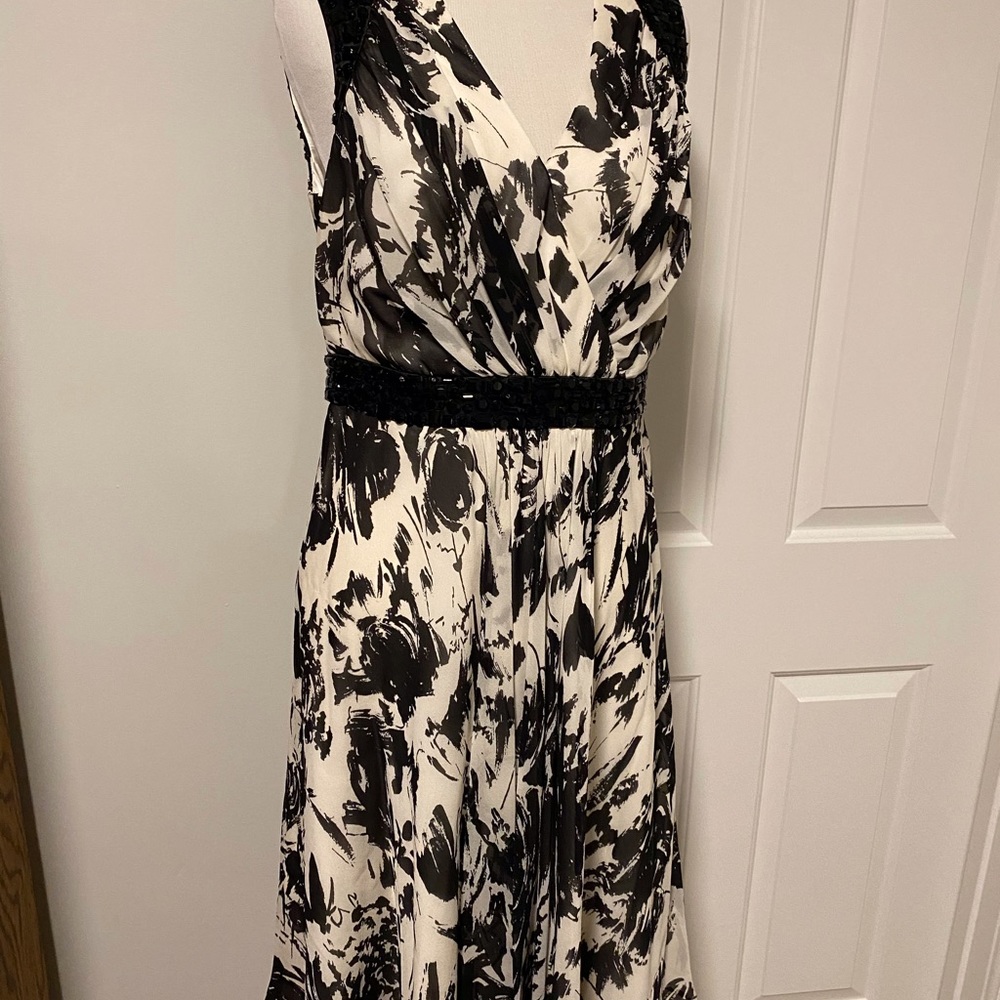 Carmen Marc Valvo Black and White Printed V-Neck Dress